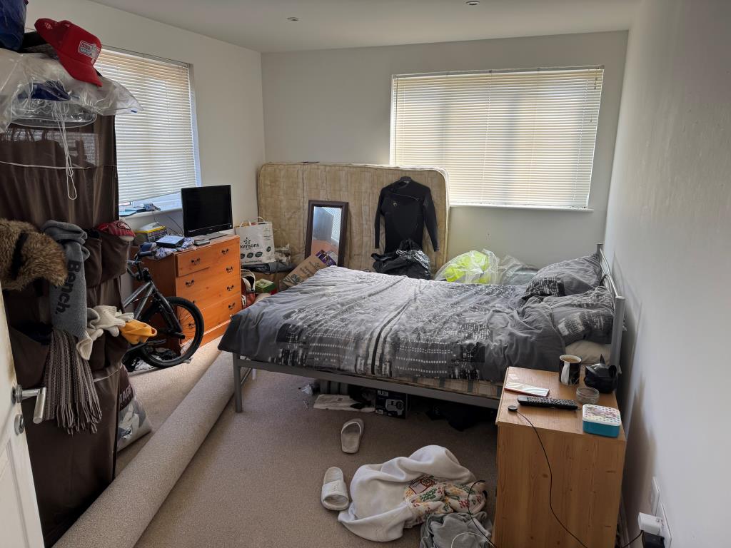 Lot: 167 - FLAT WITH WRAPAROUND BALCONY AND PARKING FOR INVESTMENT - Bedroom with smooth walls and ceiling painted white